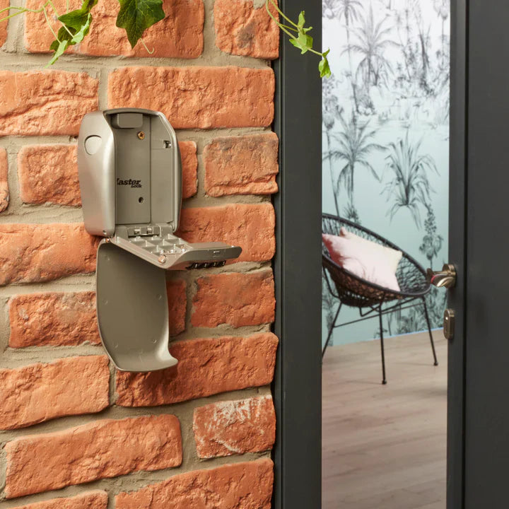 MasterLock - Forsterket Veggmontert Nøkkelboks med 4‑sifret Kode - Game-On.no