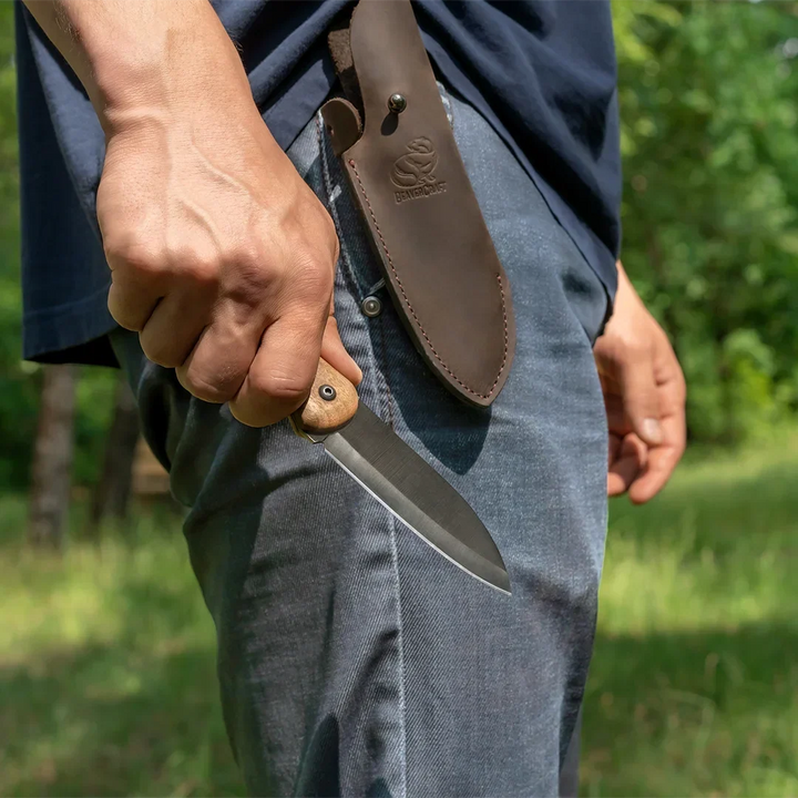 BeaverCraft Shadow Bushcraftkniv - i slire på beltet
