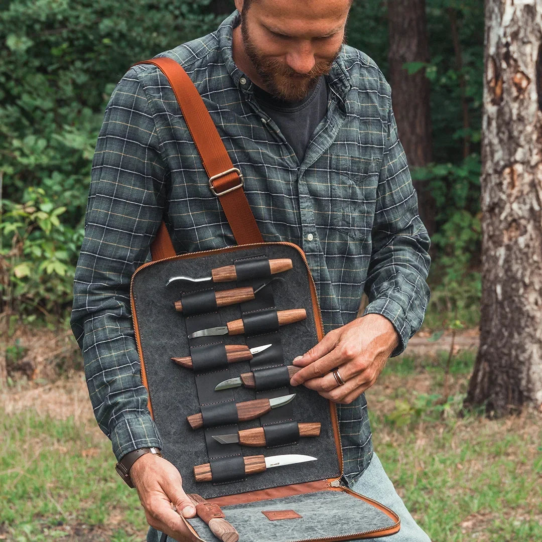BeaverCraft S50X Deluxe Treskjæringssett - 9 Verktøy m/Skinnveske - vesken åpen