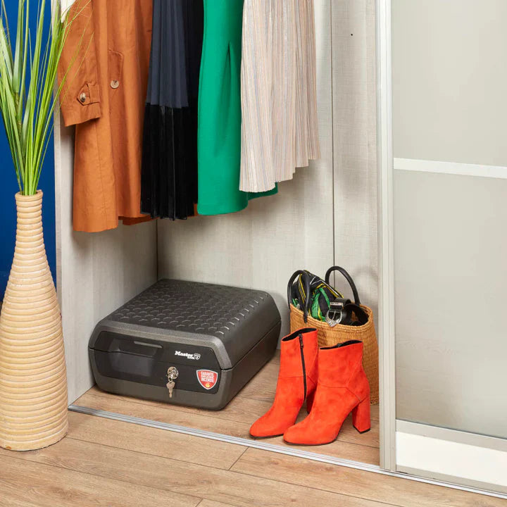 MasterLock - Brannsikker og Vanntett Sikkerhetsboks - A4‑format - Game-On.no