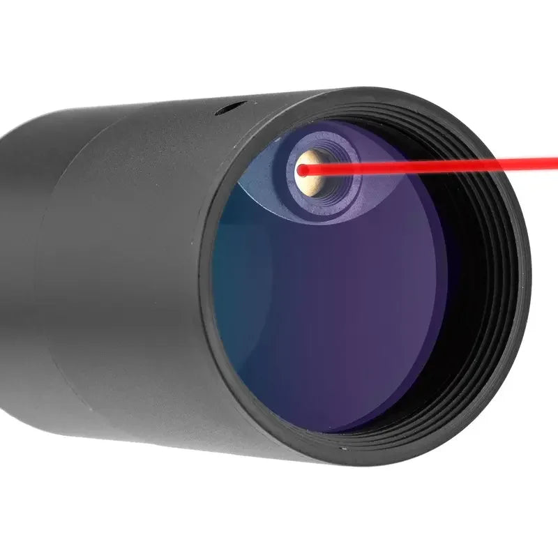 RTI 2,5-10x42 kikkertsikte, nærbilde av objektivet med rød laserstråle